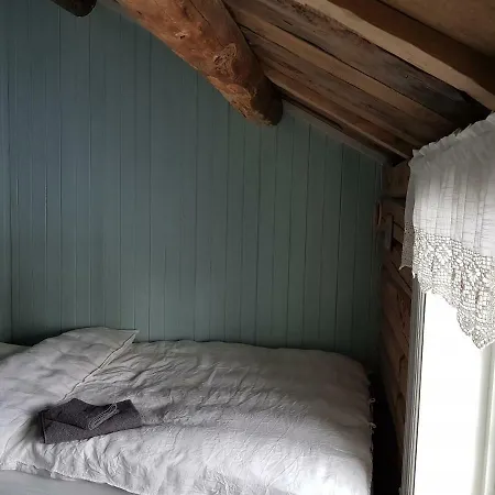 Bakarstuo, Utpå Neset Feriehus *