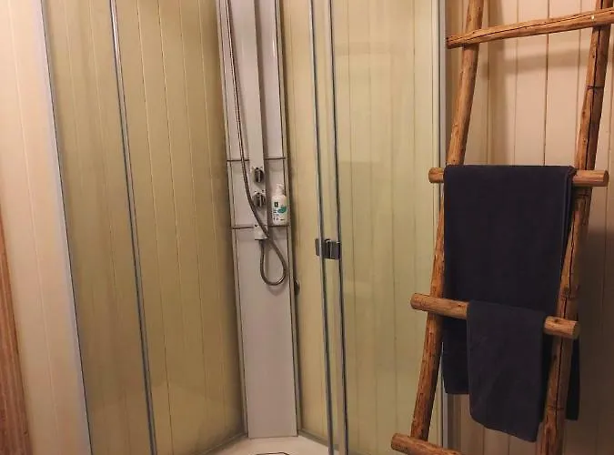 Bakarstuo, Utpå Neset